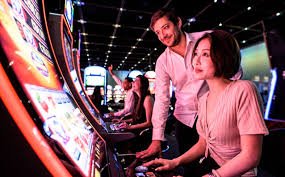 Layar antarmuka Caribbean Stud Poker aladinslot menampilkan tangan pemain, tangan bandar yang terungkap, tombol fold/call, dan papan pembayaran